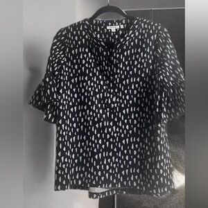Chico’s Black & White Abstract Print Flutter Sleeve Blouse Size 0 (Small)